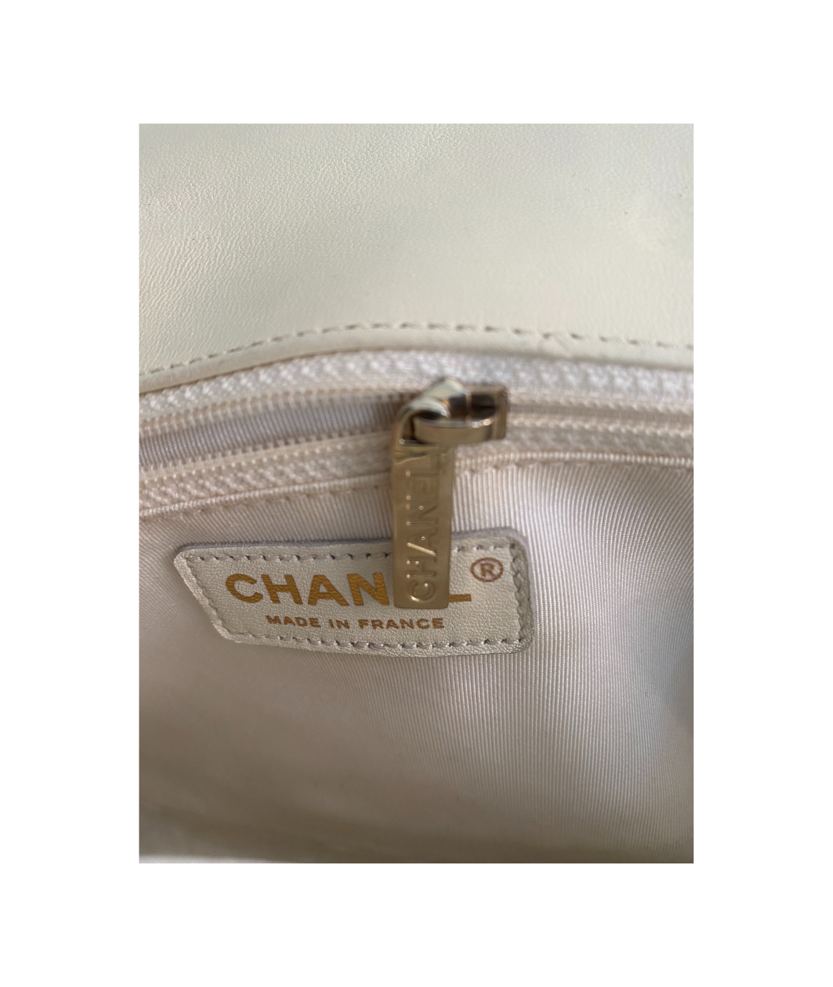 Chanel Boy: caratteristiche e prezzo della borsa iconica