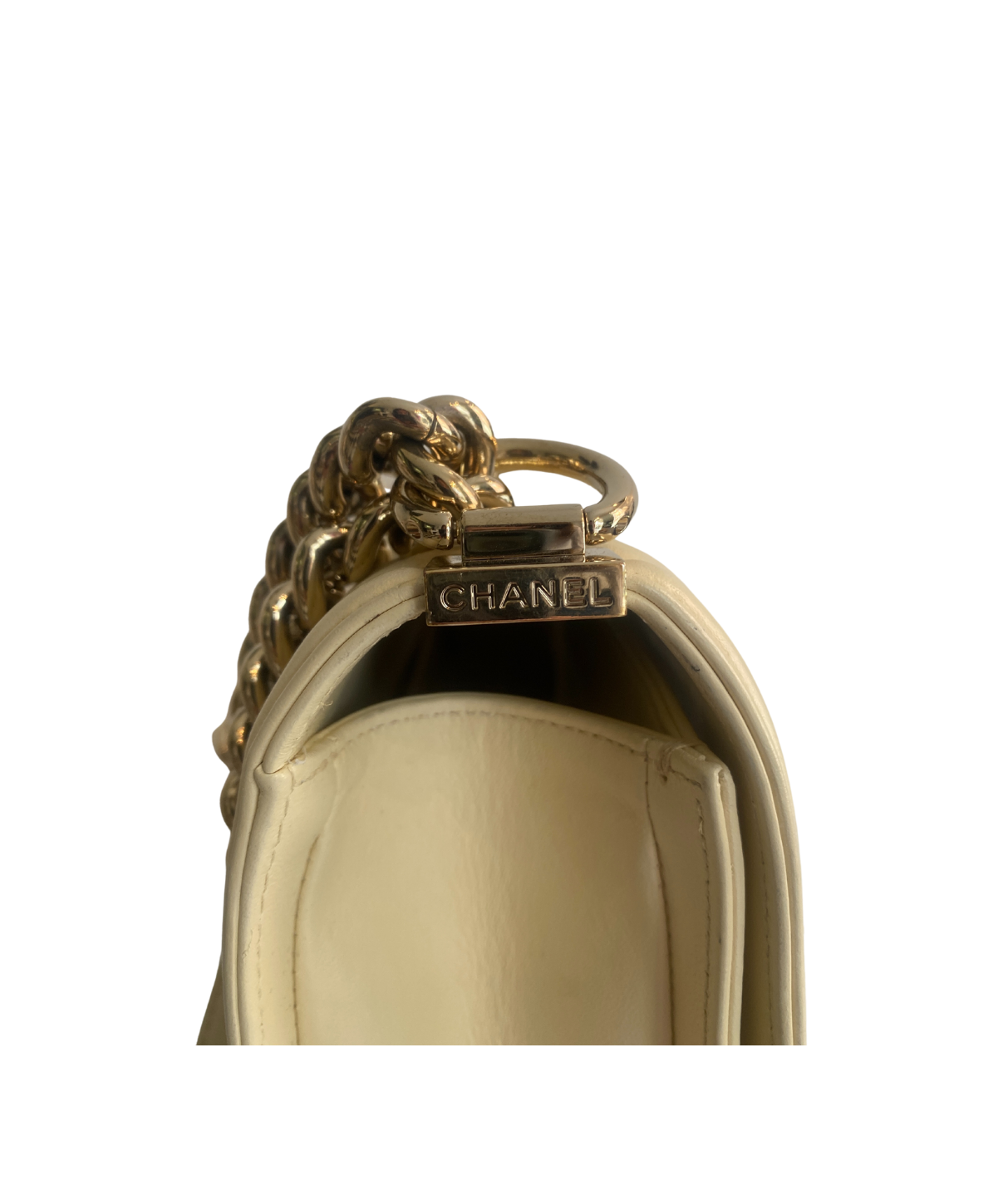 Chanel Boy: caratteristiche e prezzo della borsa iconica